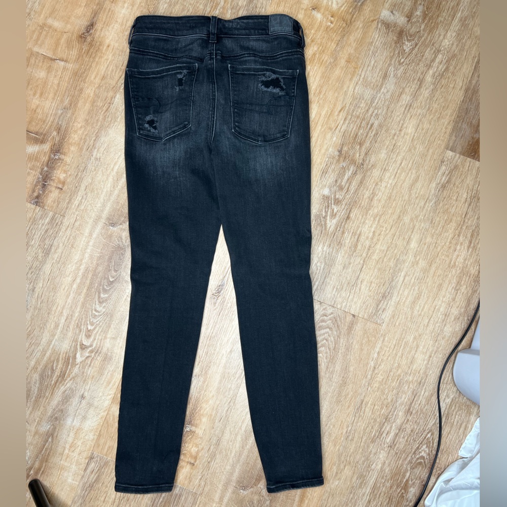 AMERICAN EAGLE high rise stretch jean. Black distressed Jean/jegging. Size 6. - Picture 6 of 7